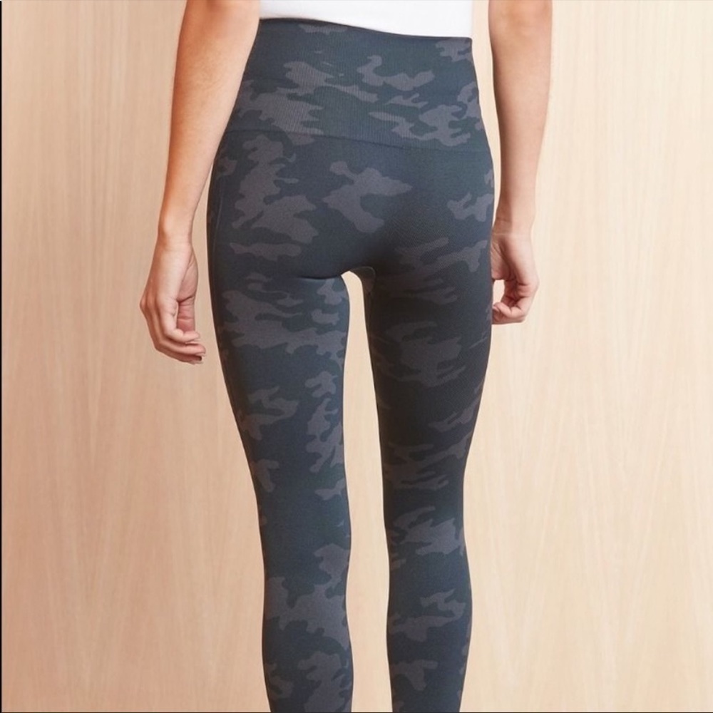 SPANX Look at Me Now Seamless Camo Crop Legging - Picture 5 of 7